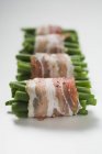 Haricots verts emballés au bacon — Photo de stock