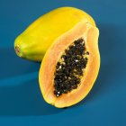 Frische ganze und halbe Papaya — Stockfoto