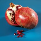 Ripe halved pomegranate — Stock Photo