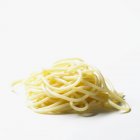 Ramo de pasta de espagueti cocida con orégano - foto de stock