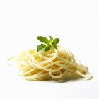 Куча спагетти с орегано — стоковое фото