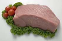 Frisches Kalbfleisch mit Garnitur — Stockfoto