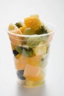 Фруктовый салат в пластиковой чашке — стоковое фото