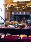 Pavo relleno en la mesa de Acción de Gracias - foto de stock