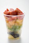 Salade de fruits dans une tasse en plastique — Photo de stock