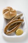 Salsicce con senape e panino — Foto stock