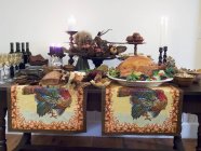 Danksagungsbuffet mit gefülltem Truthahn — Stockfoto