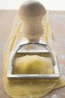 Tagliare la pasta ai ravioli fatta in casa — Foto stock