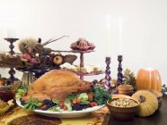 Buffet de Thanksgiving avec dinde farcie — Photo de stock