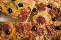 Pizza de salami con pimientos - foto de stock