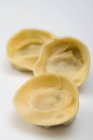 Tres piezas de pasta de tortellini - foto de stock