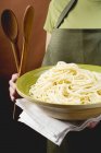 Cuenco verde de espaguetis cocidos - foto de stock