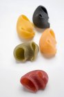 Conchas de pasta lumaconi coloreadas - foto de stock