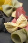 Différents types de pâtes colorées — Photo de stock