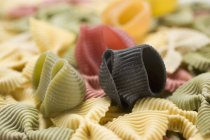 Various coloured pasta pieces — Stock Photo