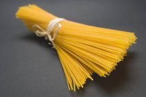 Пакет сушеных спагетти — стоковое фото