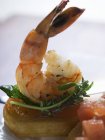 Bruschetta with shrimp and sauce — Stock Photo