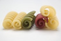 Vue rapprochée de boucles Riccioli colorées dans une rangée — Photo de stock