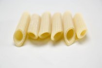 Peu de morceaux de pâtes penne — Photo de stock