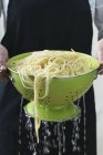 Espaguetis recién cocidos en colador - foto de stock