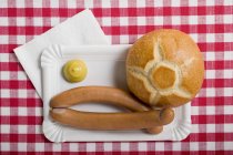 Франкфуртери з хлібом — стокове фото