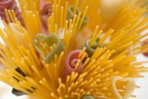 Getrocknete Spaghetti und farbige Nudeln — Stockfoto