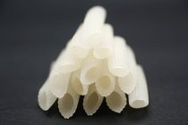 Piezas secas de pasta Penne blanca - foto de stock