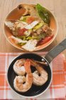 Vue rapprochée des langoustines frites avec salade — Photo de stock