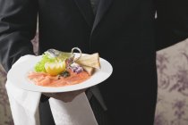 Копчений лосось з тостами на тарілці — стокове фото