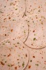 Salsicha Pikantwurst com pimenta vermelha e verde — Fotografia de Stock