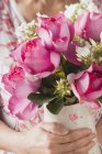Крупный план обрезанный вид женщины, держащей вазу летних цветов — стоковое фото