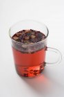 Chá de frutas em copo de vidro — Fotografia de Stock
