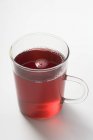 Фруктовый чай в стеклянной чашке — стоковое фото