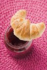 Engarrafamento de framboesa e croissant — Fotografia de Stock