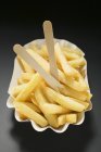 Patatine fritte in un piatto di carta — Foto stock