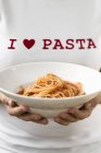 Жінка тримає макаронну тарілку спагеті — стокове фото
