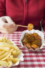 Mulher comendo currywurst com chips — Fotografia de Stock