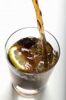 Cola in ein Glas gießen — Stockfoto