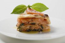 Portion de lasagnes au saumon au basilic — Photo de stock