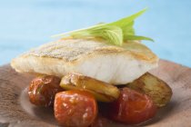 Филе рыбы с жареным картофелем — стоковое фото