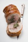 Жареная свинина с начинкой из трав — стоковое фото