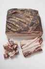 Pièce de bacon cru — Photo de stock