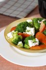 Brokkoli-Salat mit Paprika — Stockfoto