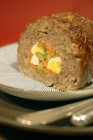 Meatloaf stuffed with egg — Stock Photo