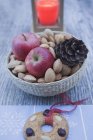 Rote Äpfel mit Mandeln und Zapfen — Stockfoto