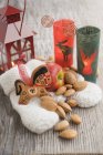 Decorazione natalizia con mela e guanti — Foto stock
