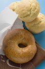 Bagel et muffins sur nappe — Photo de stock