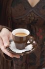 Frau mit Tasse Espresso — Stockfoto