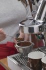 Frau füllt Filterhalter mit Kaffee — Stockfoto