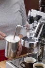 Femme moussant du lait — Photo de stock